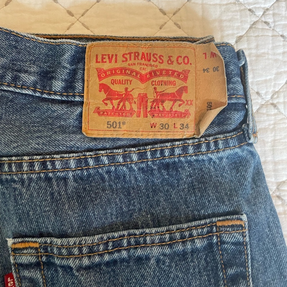 Men’s Levi’s 501 button fly 30 x 34 in great condition